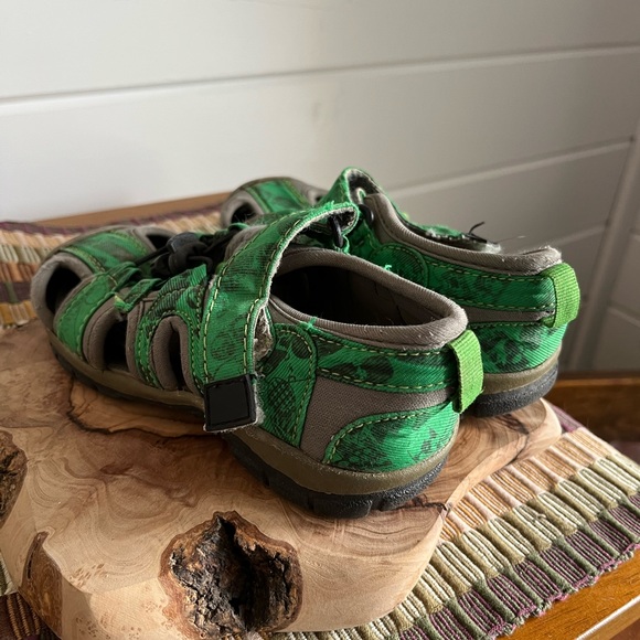 Old Navy Green Sandal, youth, fair condition, size 11 - Picture 2 of 9